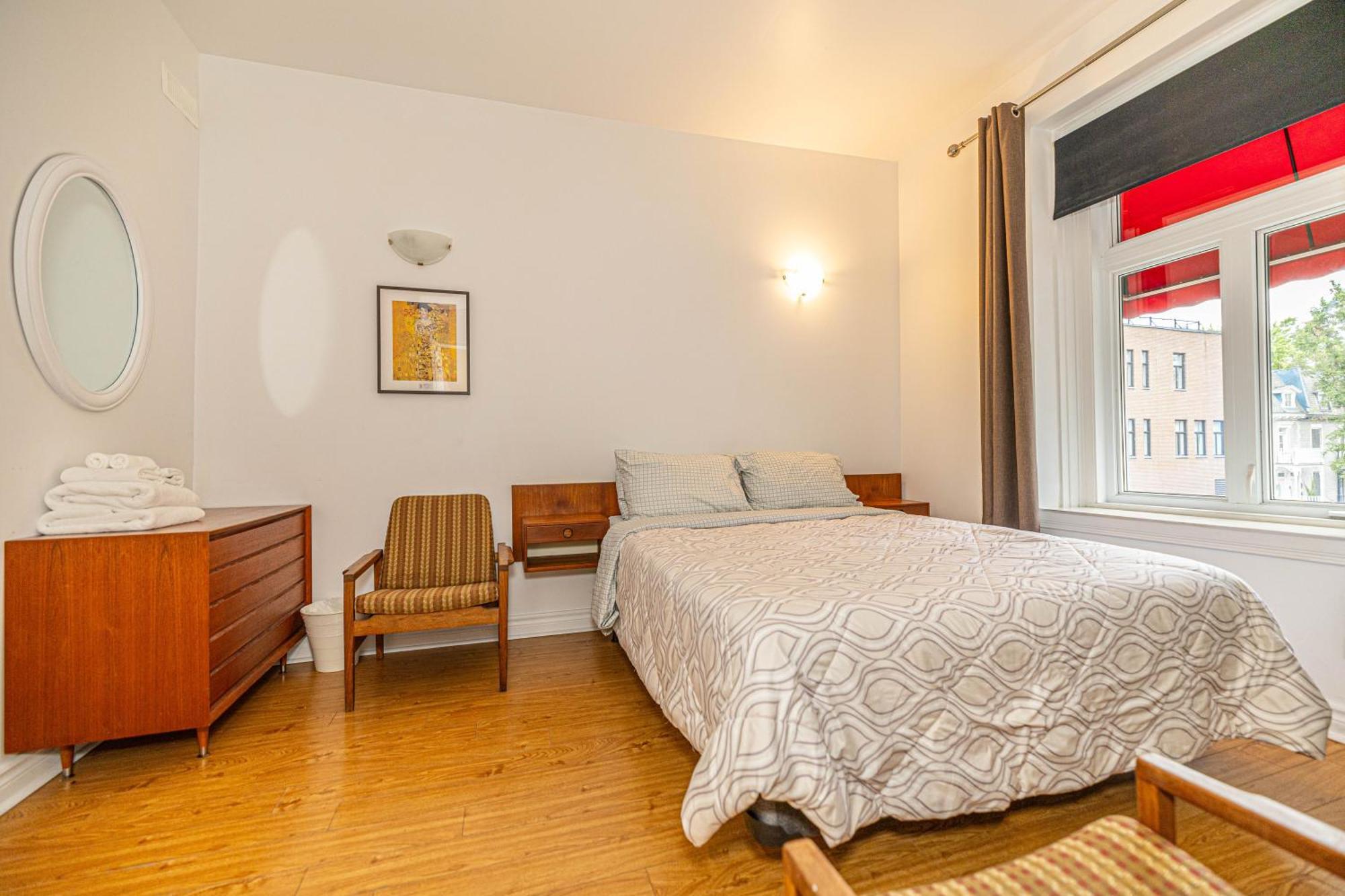 Hotel Le Coach Montreal Exterior photo